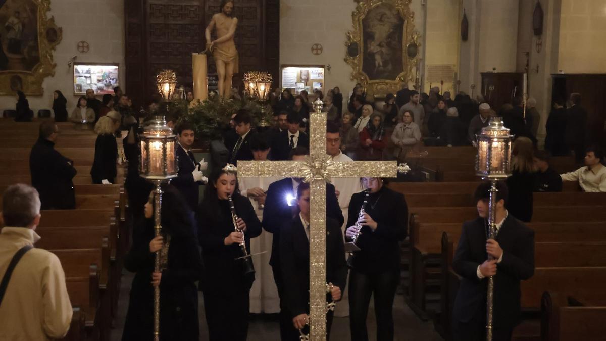 El Vía Crucis General de las Hermandades y Cofradías de Alicante se celebra en la concatedral de San Nicolás por la lluvia
