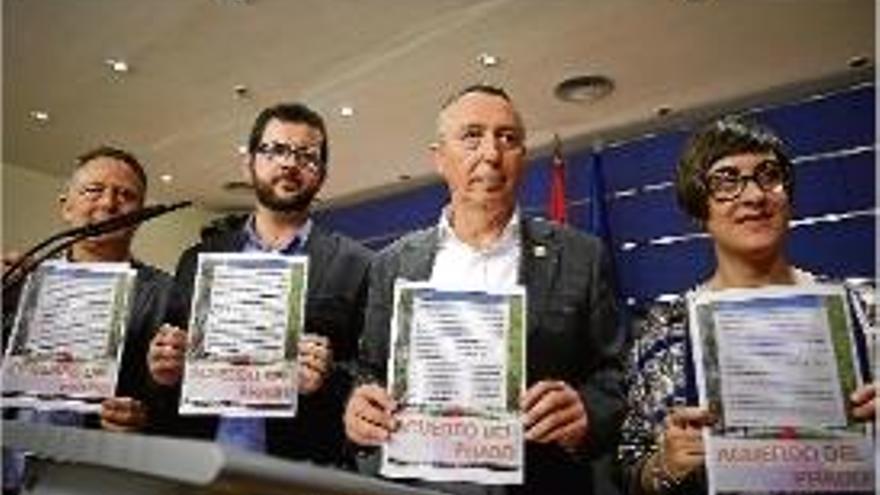 Els diputats de Compromís mostren la seva proposta.