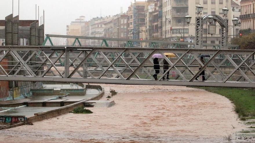 Imagen del Guadalmedina durante el temporal de abril de 2016.