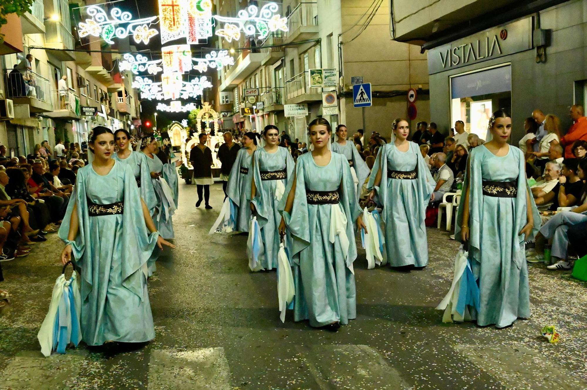 Dragones de San Jorge corona una Entrada Cristiana en Crevillent con un boato de 1.300 participantes
