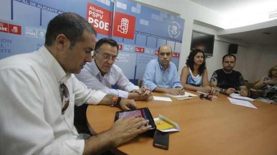 Lalo Díez con Miguel Ull y Gabriel Echávarri, durante la ejecutiva socialista de ayer.