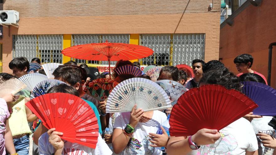 Tres alumnas, protestando con abanicos