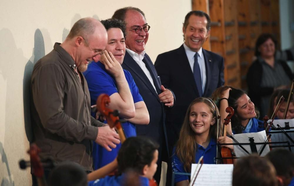 Gustavo Dudamel, con 200 niños músicos de A Coruña