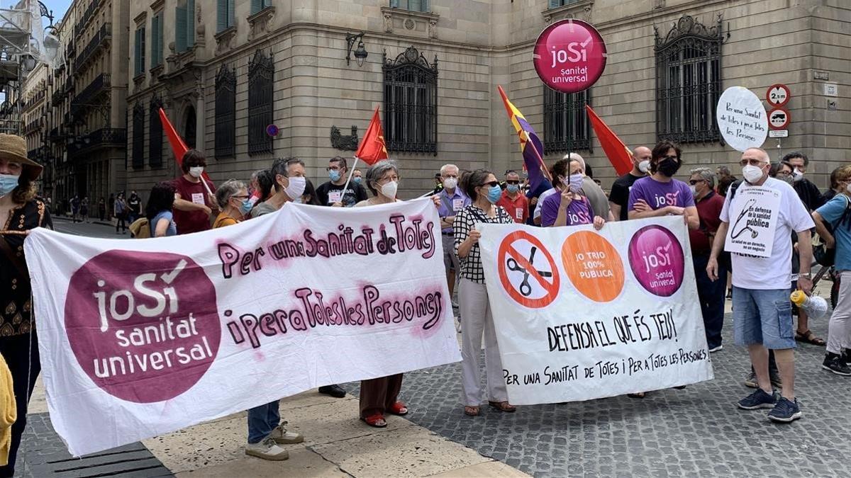 Manifestantes de Marea blanca en defensa de una sanidad pública en la plaza Sant Jaume de Barcelona, el 20 de junio del 2020