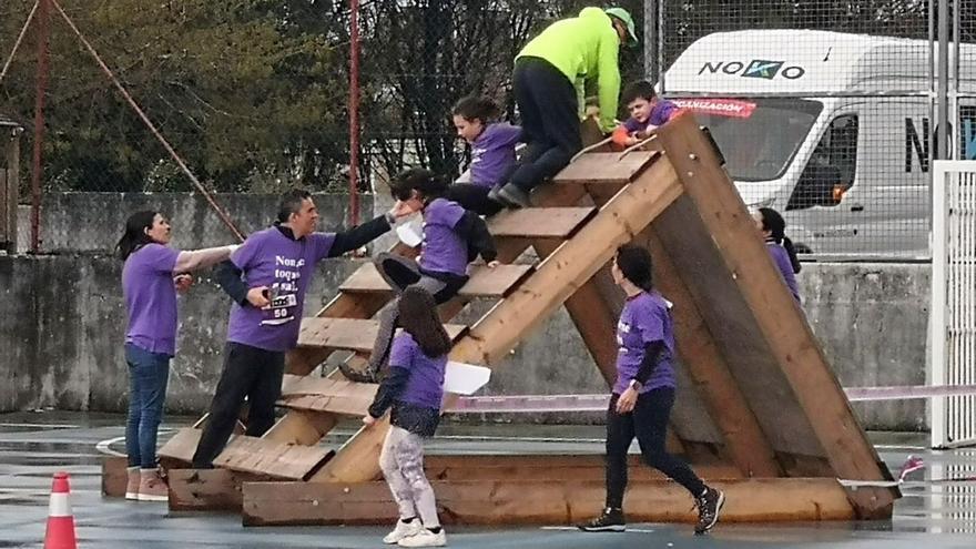 Una de las pruebas en la que hubo que superar en familia una rampa de madera como obstáculo / concello