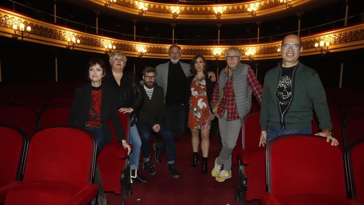 El equipo de 'El viejo y el mar', en la presentación de este jueves en el Teatro Principal.