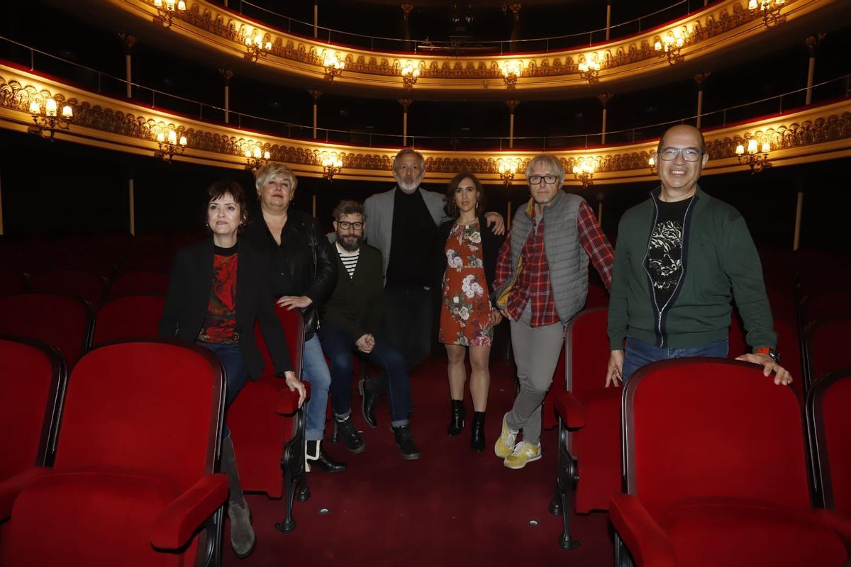 El equipo de 'El viejo y el mar', en la presentación de este jueves en el Teatro Principal.