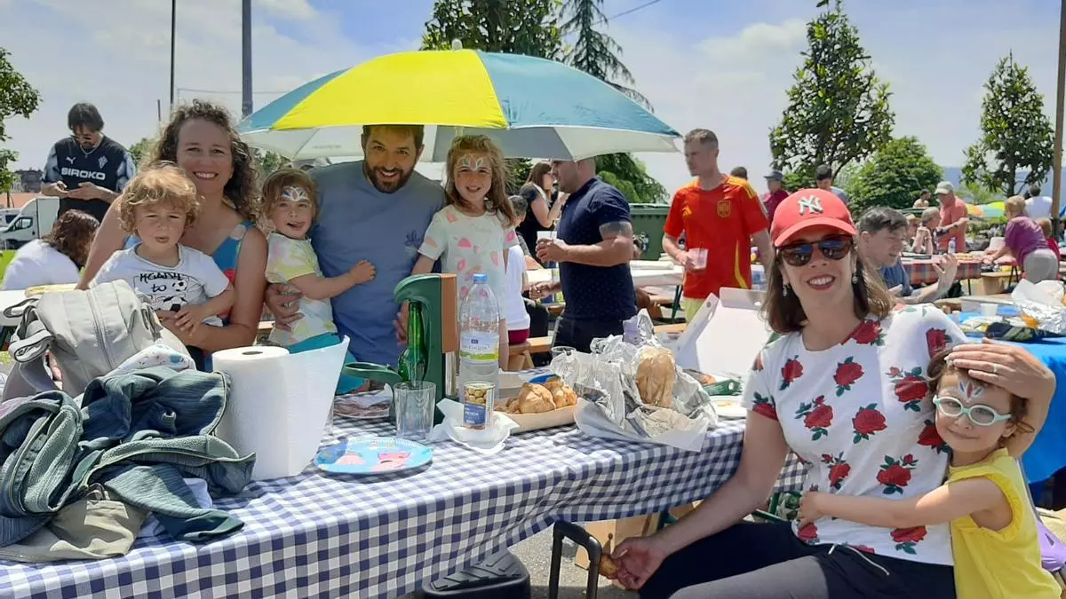 VIDEO: Cientos de personas celebran en Lugo de Llanera el Día de las familias con hinchables, vuelos en globo, juegos, música y paellada popular