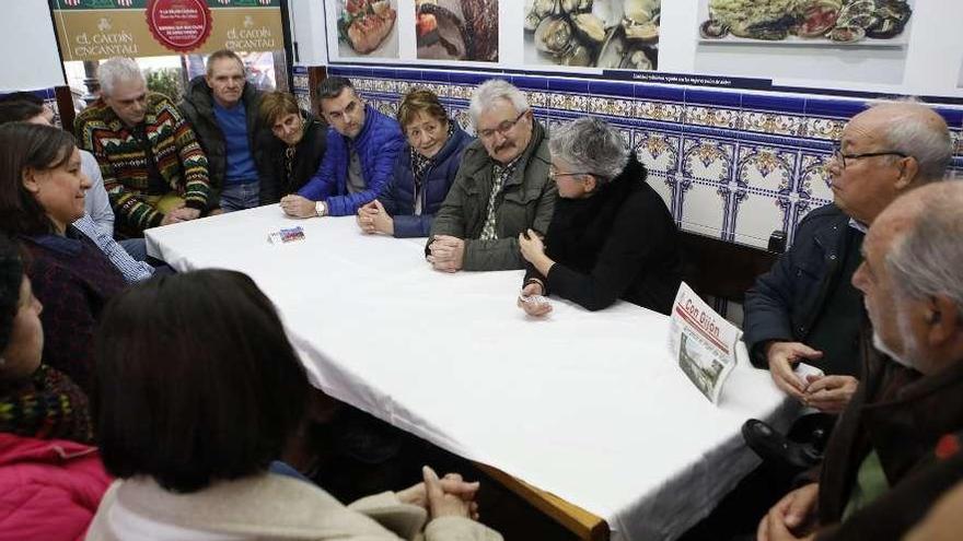 Ana González, tercera por la derecha, conversa con vecinos y asociaciones de la ciudad.