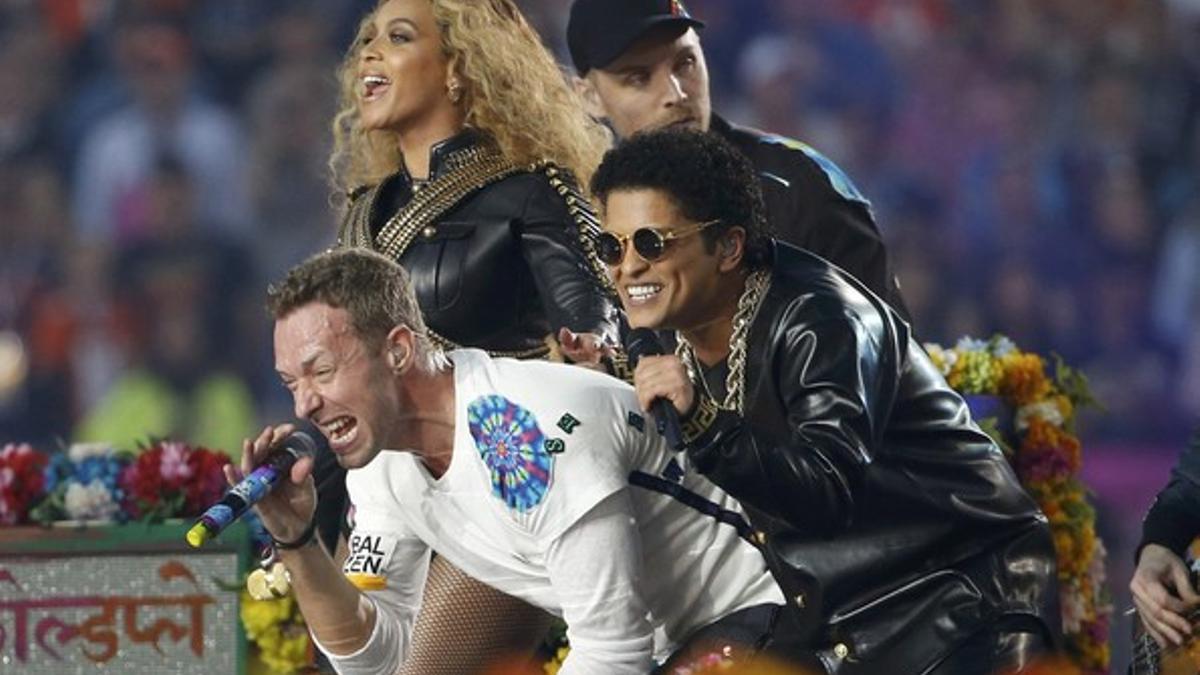 Beyoncé, Chris Martin y Bruno Mars, durante un momento de su actuación en el descanso de la Super Bowl.