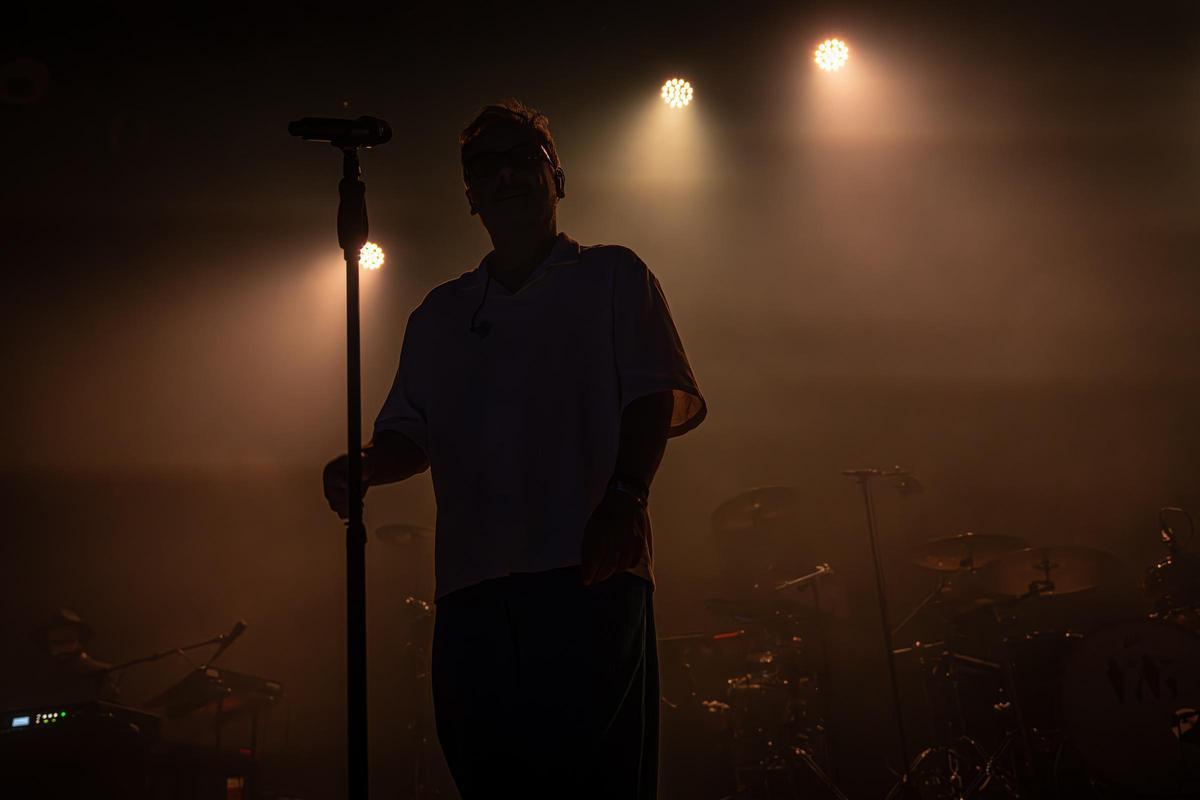 Love of Lesbian cierra filas con su ‘hermandad’ en un inflamado estreno en Razzmatazz