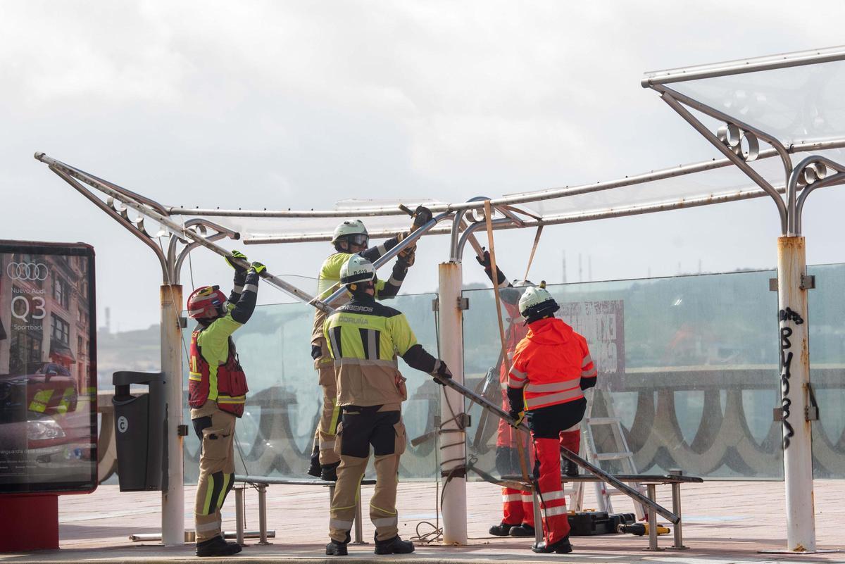 El viento levanta una marquesina de bus en el paseo, frente al Aquarium