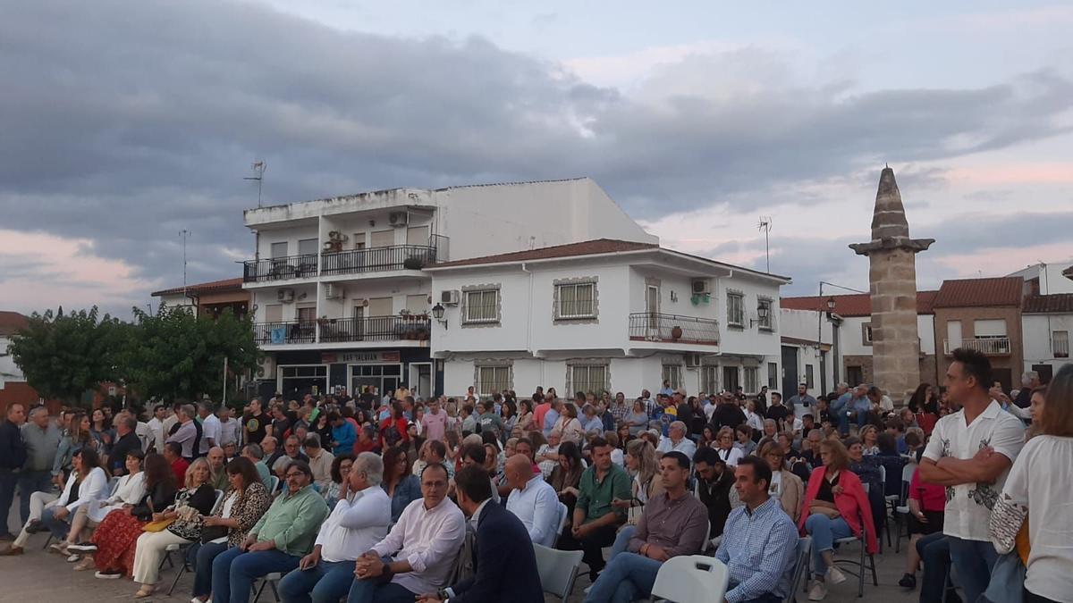 Asistentes a la convocatoria de este sábado en la plaza de España de Almaraz, a la que acudieron más de medio millar de vecinos.