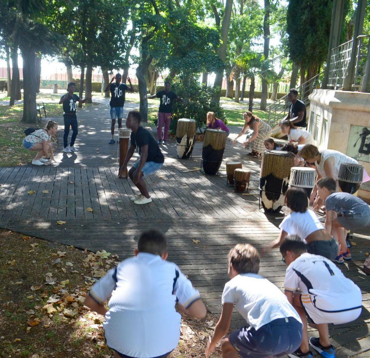 Ejercicios de calentamiento antes de empezar el taller. | E. P.