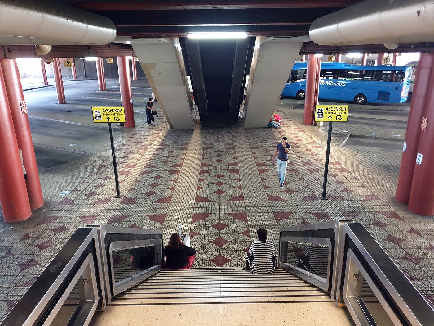 Interior de la estación de buses de la avenida de Madrid, con viajeros y locales cerrados.  Marta G. Brea (15).jpg