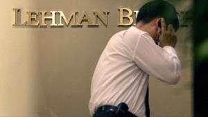 Un empleado de Lehman Brothers  tras declarase la quiebra del banco en el 2008.
