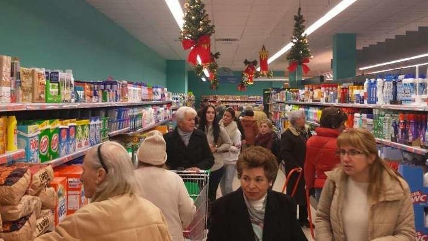 Clientes, ayer, en la apertura del Mercadona de Betanzos.