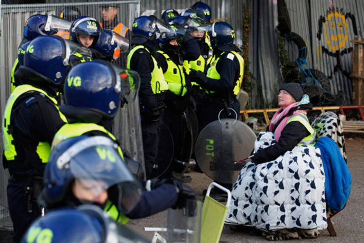 Una manifestant es planta davant d’un cordó policial en protesta pel desallotjament del Dale Farm Traveller, on s’acullen famílies nòmades, suposadament il·legals, a prop de Billings (Anglaterra).