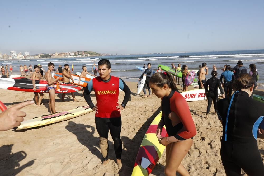 Jóvenes de salvamento en la playa