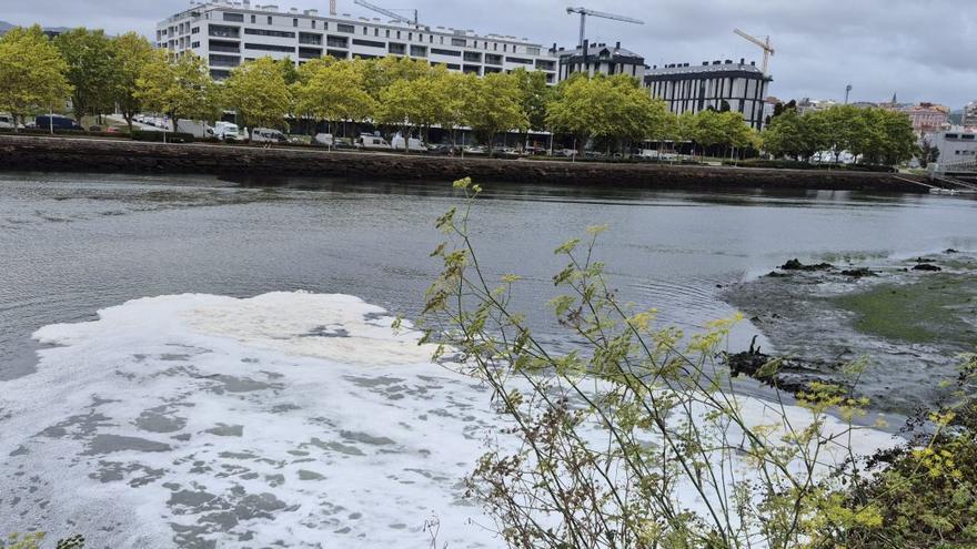 Detectada una mancha blanca y espesa en el río Lérez a la altura del área de autocaravanas