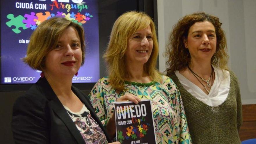 De izquierda a derecha, Ana Taboada, Marisa Ponga y Cristina Pontón, en la presentación de los actos del día del Orgullo gay