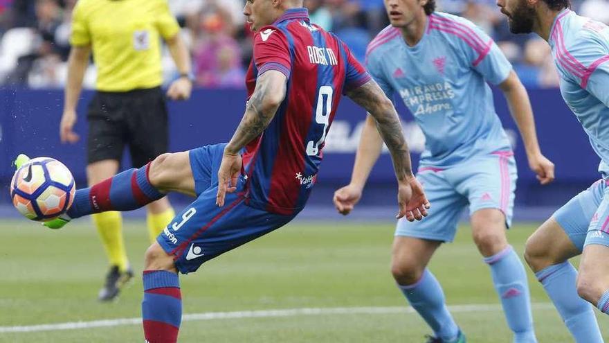 Roger, del Levante, controla el balón ante la presencia de dos jugadores del Mirandés.