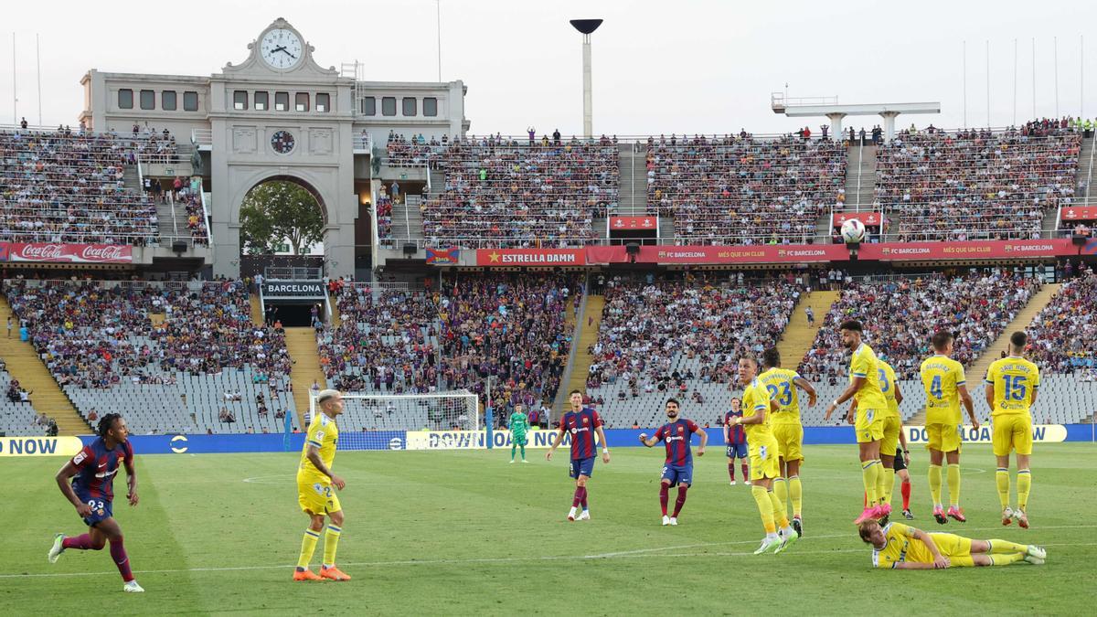 El Barça aprobó en su estreno en Montjuïc, pero debe mejorar el dispositivo