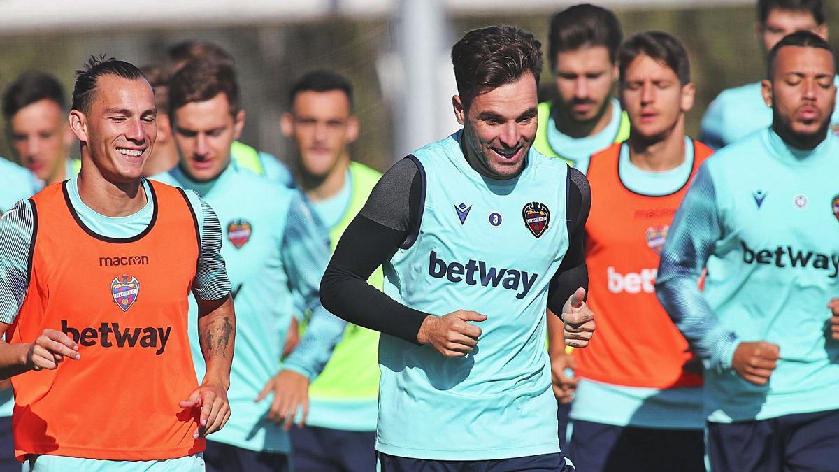 Los futbolistas del Levante UD, con Toño en el centro, durante un entrenamiento en la Ciudad Deportiva (Buñol). | F. CALABUIG/SD