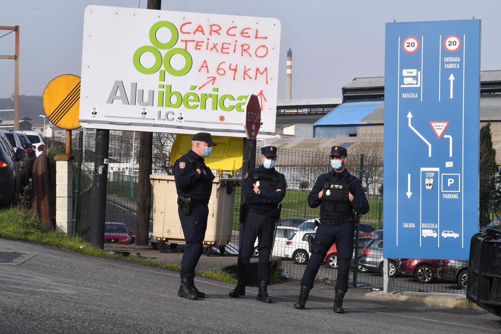 Registro policial en la fábrica de Alú Ibérica