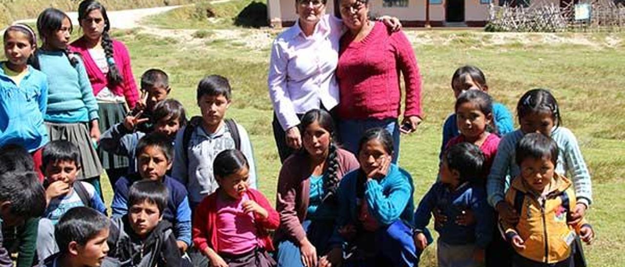 Pilar Muñoz, directora de la ONG, con niños y jóvenes becadas.  // Aulas Abiertas