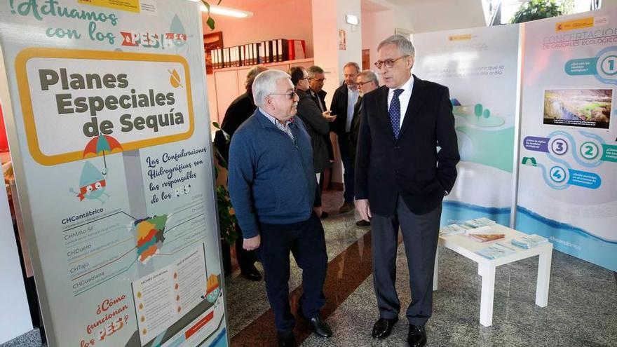 Álvarez Maqueda, a la derecha, junto al alcalde de Ribera de Arriba, José Ramón García.