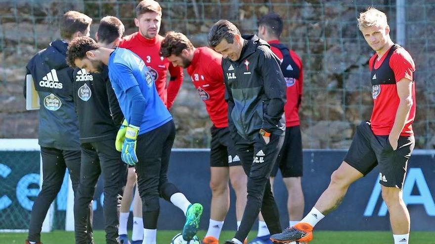 Wass (izquierda), junto a Unzué, Sergi, Fontás y Sergio Álvarez, ayer, al iniciar el entrenamiento en A Madroa. // Marta G.Brea