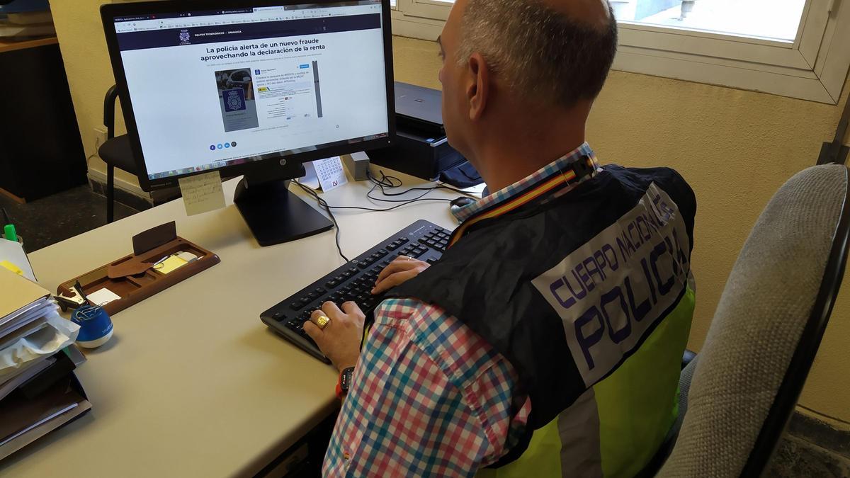 Un agente del Grupo de Delitos Tecnológicos de la Jefatura Superior de Policía de Aragón.