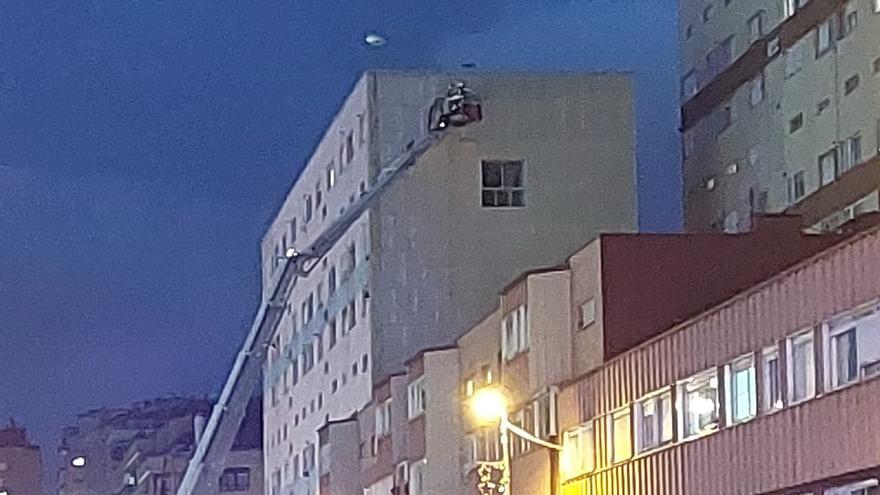 La borrasca Irene sacude la tarde-noche de los bomberos de Vigo