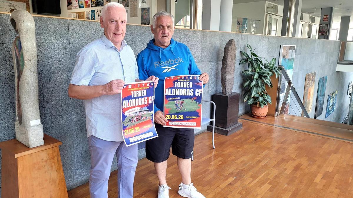 El presidente del Alondras, Rafa Outeiral, y el concejal de Deportes de Cangas, Eugenio González, con los carteles del torneo.