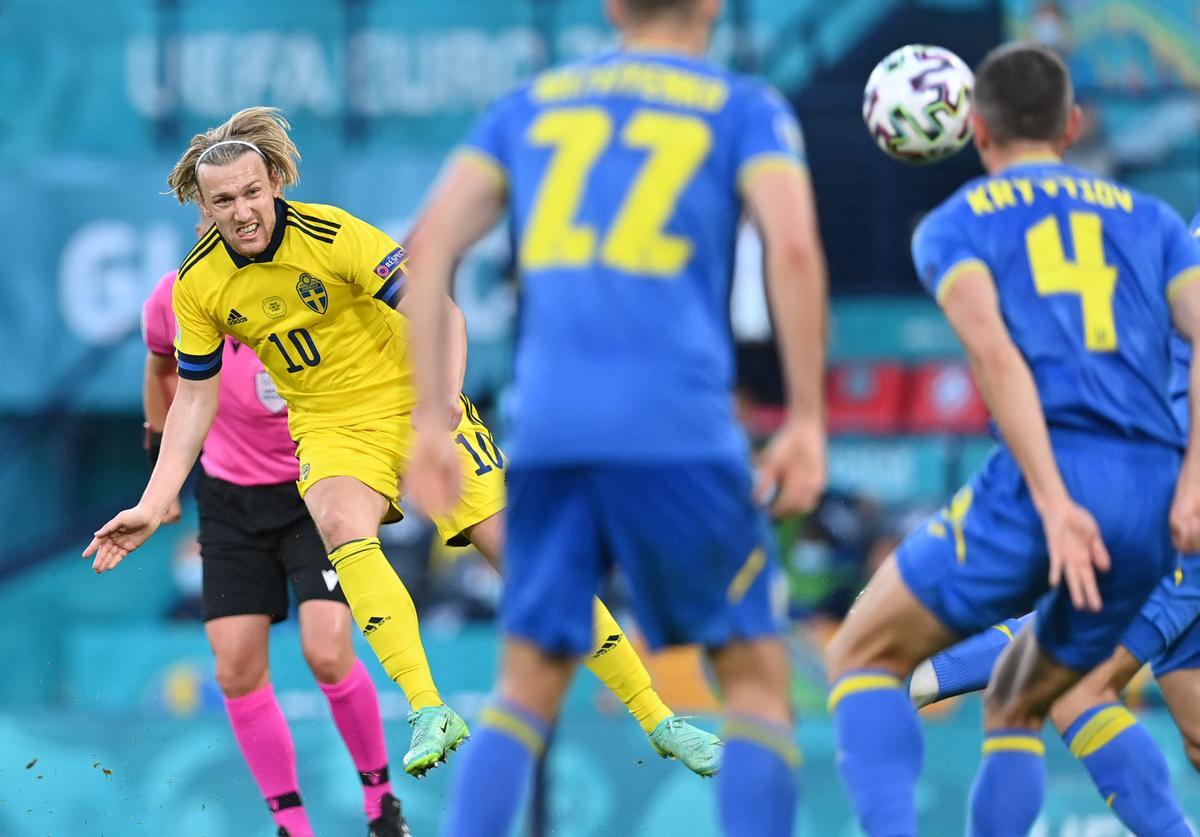 Forsberg prueba un remate ante la defensa ucraniana Forsberg prueba un remate ante la defensa ucraniana