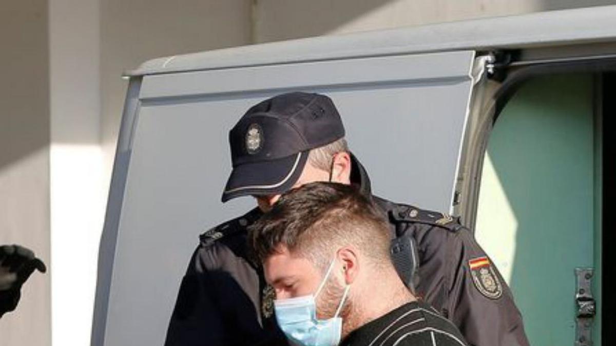 El detenido, camino de prisión. | EFE/MANUEL LORENZO