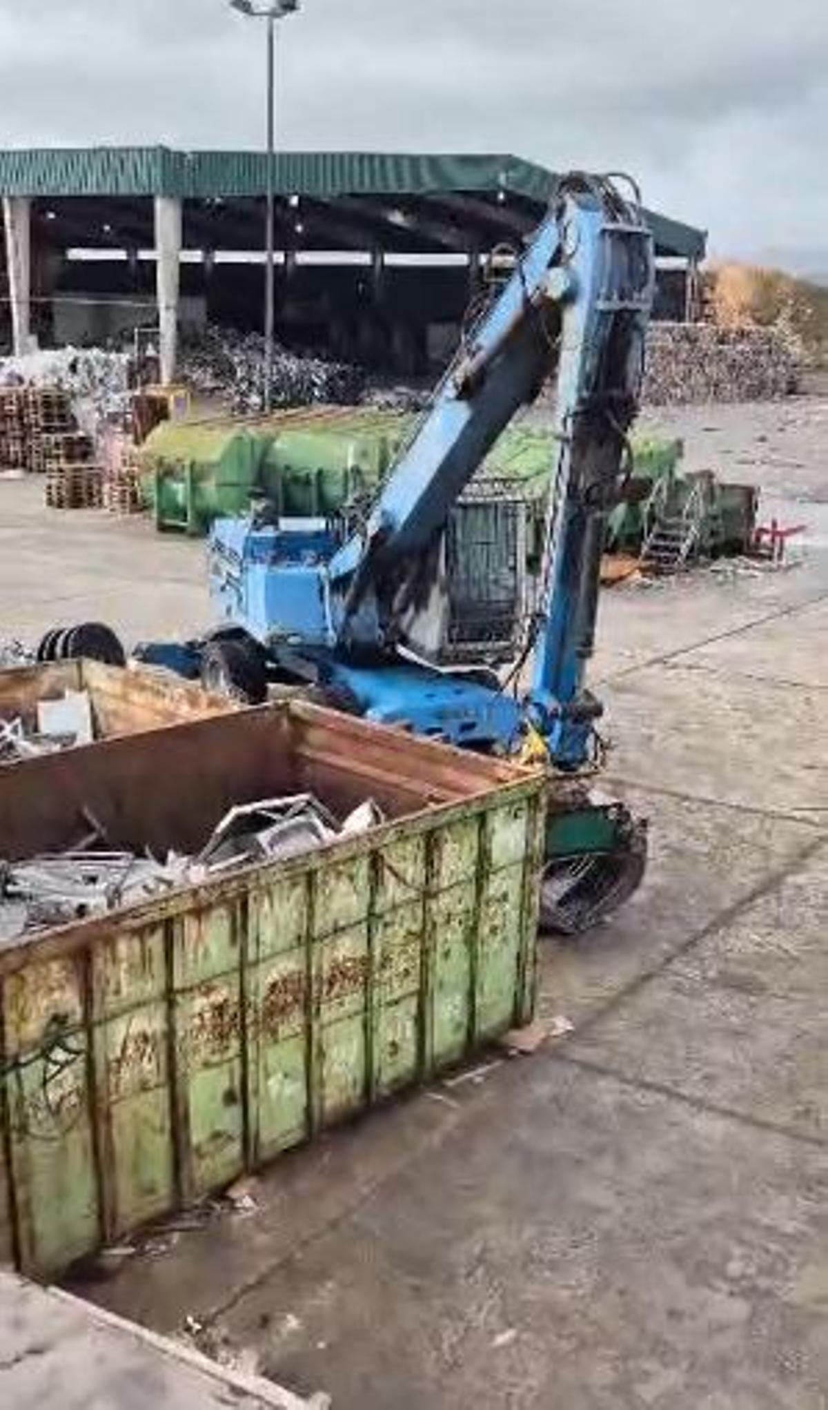 Los ladrones usaban una grúa para llevarse el metal a la empresa de al lado.