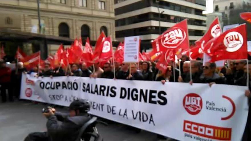 Los sindicatos UGT y CCOO salen a la calle en Alicante para reivindicar salarios dignos e igualitarios