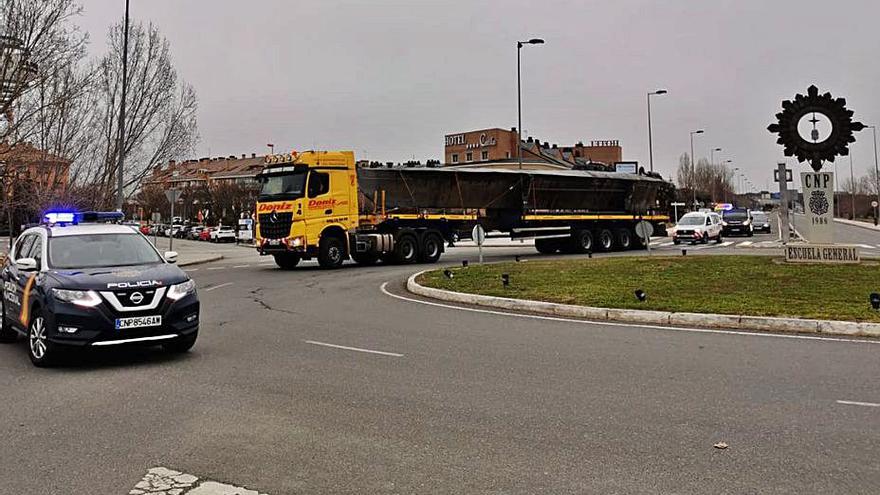 Sobre el tráiler y escoltado en la rotonda de acceso al museo.   | // P.N. 