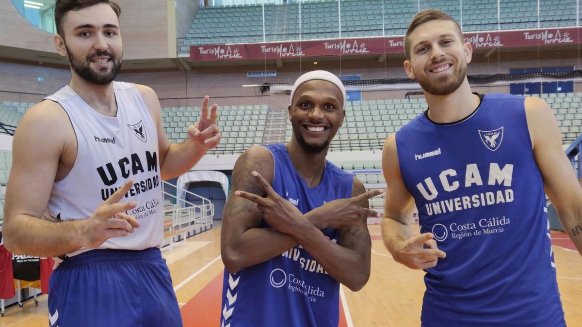 Emanuel Cate, McFadden y Czerapowicz ayer en el Palacio de los Deportes.  | PRENSA UCAM CB