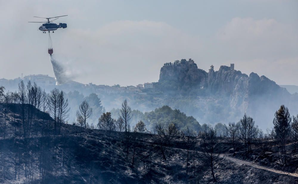 Los bomberos luchan contra el fuego en Guadalest