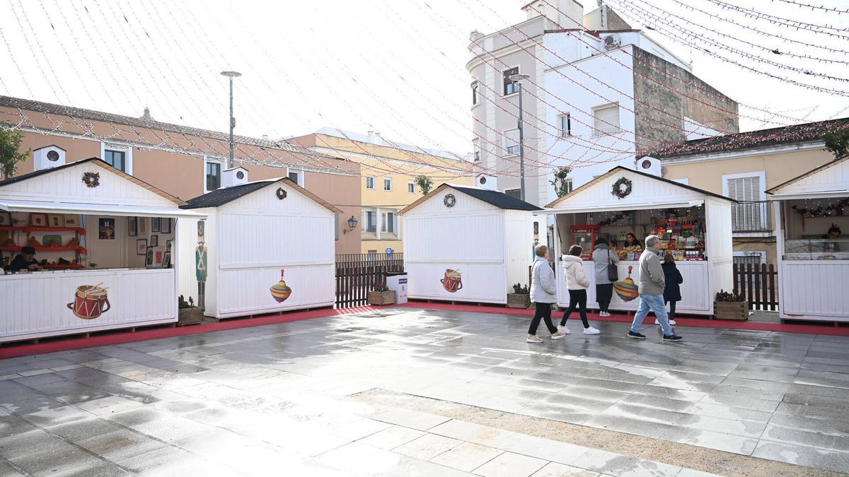 Así estaba el mercado navideño de la plaza de Santa María el viernes al mediodía.