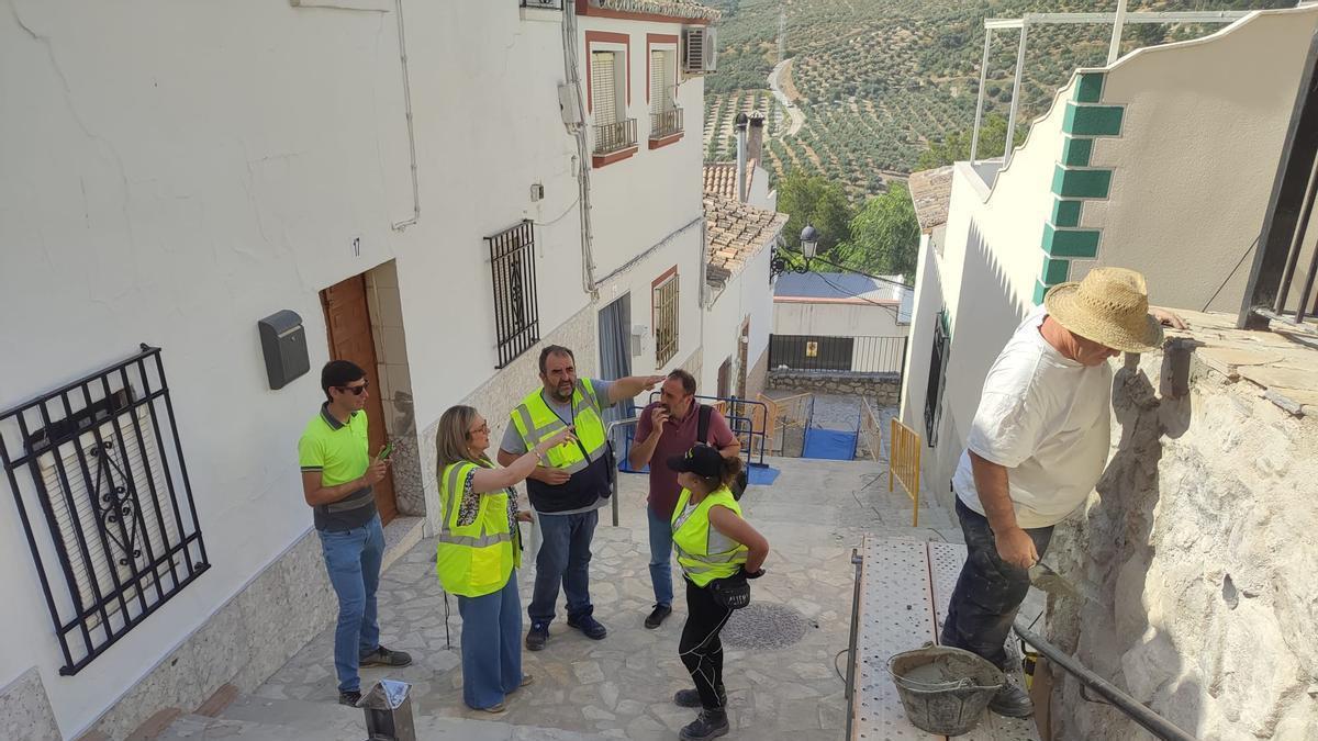 Trabajos que se llevan a cabo en una de las calle de la Almedina de Baena, donde se están instalando también barandillas.