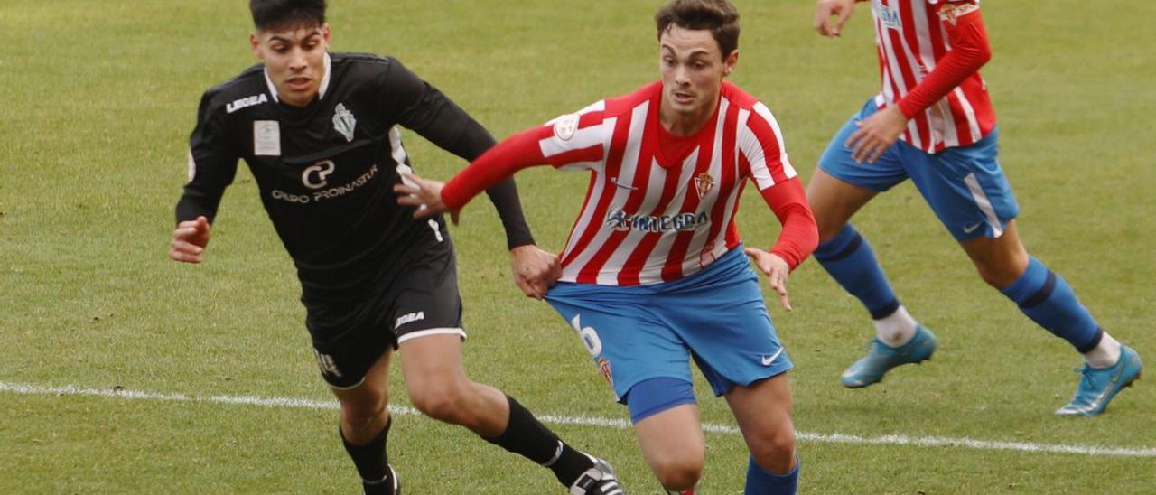 Pelayo Pérez conduce el balón intentando ser frenado por Sergio Díaz, con Mecerreyes al fondo. | Juan Plaza