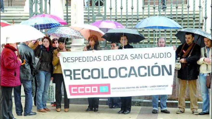 Trabajadores de San Claudio, ayer, a la puerta de la Junta General del Principado, durante la comparecencia de Torre.