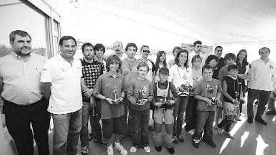 Los ganadores, en todas sus categorías, posan con sus trofeos.