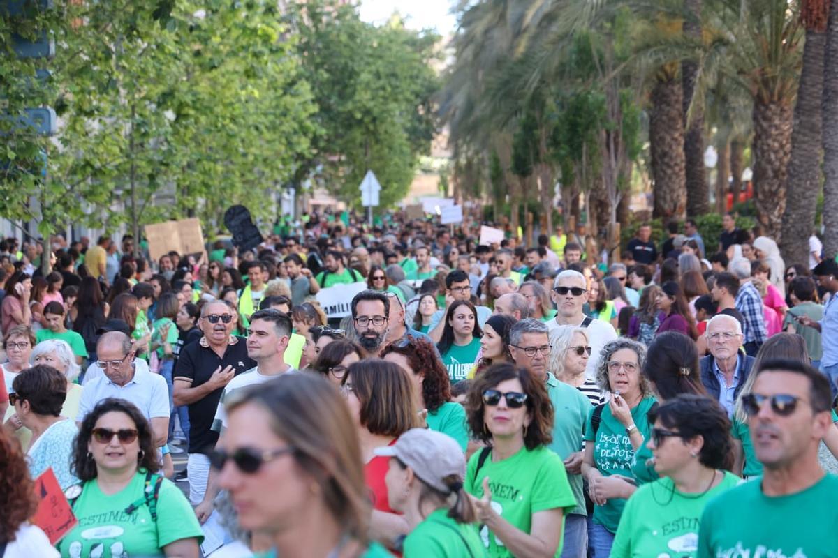 La multitudinaria manifestación con las familias de alumnos, en el centro de Alicante este viernes