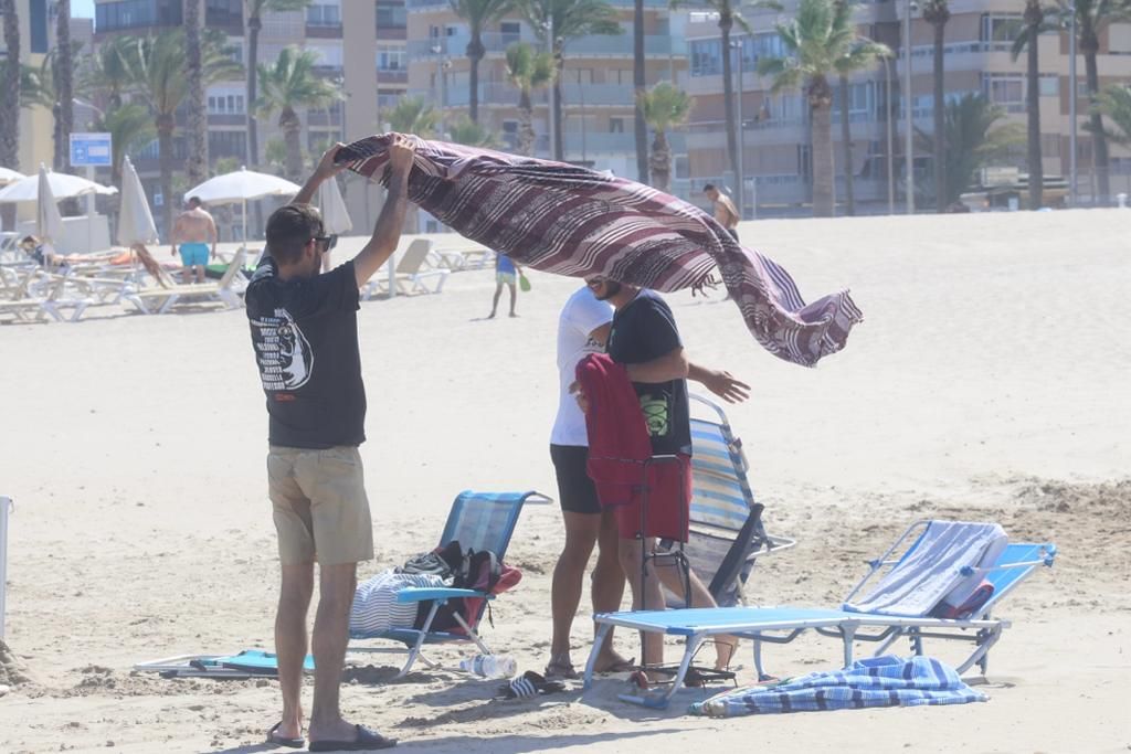 Borrasca Patricia: Un vendaval vacía la playa de San Juan de Alicante
