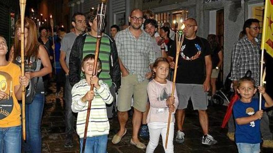 Quatre infants amb torxes i estelades durant la marxa d&#039;ahir pel carrer Major de Berga